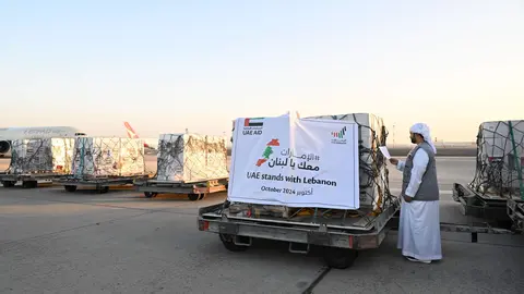 Material de ayuda al Líbano en el aeropuerto de Abu Dhabi. (WAM)