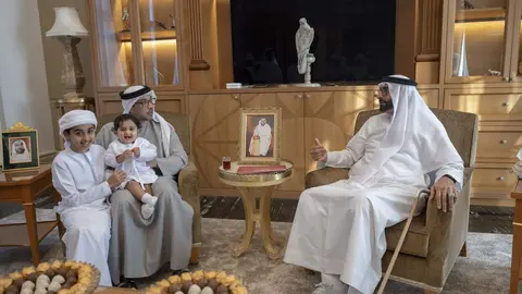 El jeque Mansour bin Zayed a la izquierda en la imagen con familiares de Al Bowardi a la derecha. (WAM)
