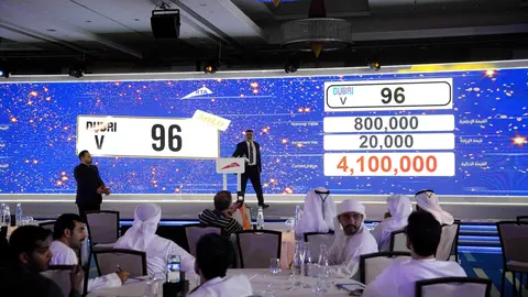 Una imagen de la subasta de matrículas en Dubai. (WAM)