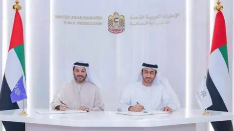 A la derecha el fiscal general de EAU durante la firma del acuerdo. (WAM)