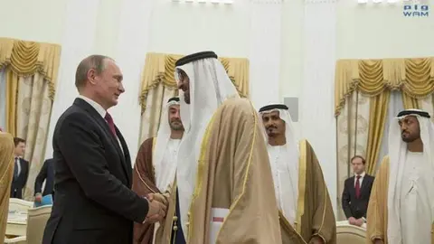 El presidente de EAU saluda a Putin durante una visita en 2016. (WAM)