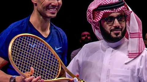 Nadal con su raqueta de oro. (X)