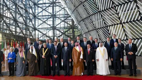 Foto de familia de la primera cumbre Unión Europea y  Consejo de Cooperación del Golfo. (X)