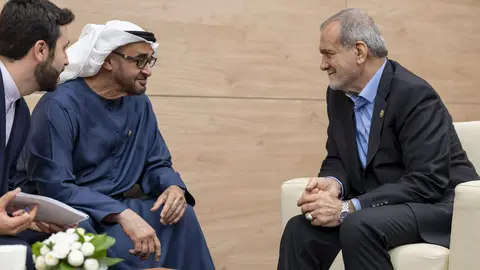 El presidente de EAU junto a su homólog de Irán. (WAM)