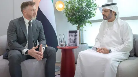 Los presidentes de las federaciones de fútbol de EAU y de la Conmebol. (WAM)