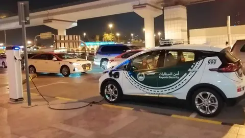 Un coche eléctrico de la Policía de Dubai. (EL CORREO)