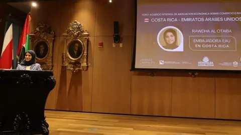 La embajadora emiratí durante la presentación. (Instagram)