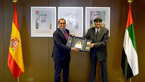 El embajador de EAU en España a la izquierda junto al autor del libro. (WAM)