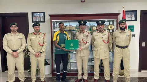 El homenaje al trabajador indio por su honradez. (Dubai Police)