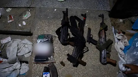 Una imagen de X de las armas de Hamás encontradas en el hospital.