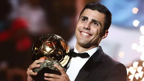 El madrileño Rodri con el Balón de Oro. (WAM)