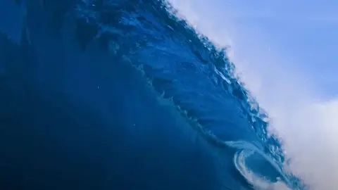 Captura de pantalla de una espectacular ola en Abu Dhabi. (Youtube)