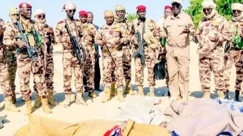 Militares de Chad ante las víctimas del atentado. (X)