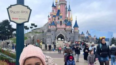 Una niña con problemas de salud en un parque Disney. (WAM)