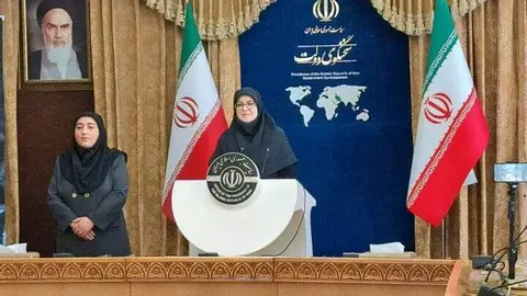 En el centro de la imagen la portavoz del Gobierno iraní, Fatemeh MoHajerani. (X)