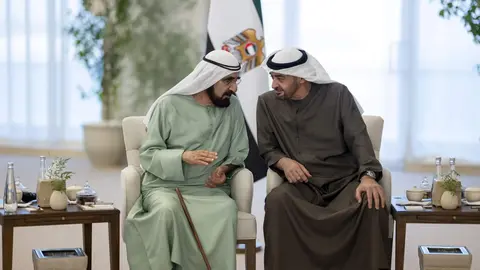 A la derecha el presidente de EAU juntoa al vicepresidente y gobernante de Dubai. (WAM)