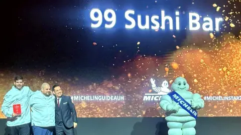 Los responsables culinarios de 99 Sushi Bar reciben la Estrella Michelin en el Emirates Palace. (Cedida)