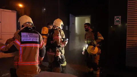 Bomberos en el lugar del siniestro. (Dubai Media Office)
