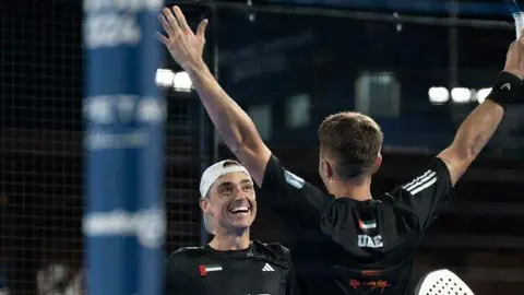 Integrantes de la Selección de Pádel de EAU celebran una victoria en el Mundial de Qatar. (X)