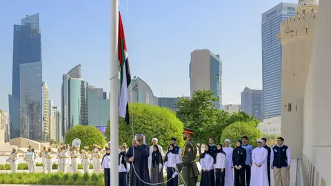 El presidente de EAI iza la bandera en Abu Dhabi. (WAM)