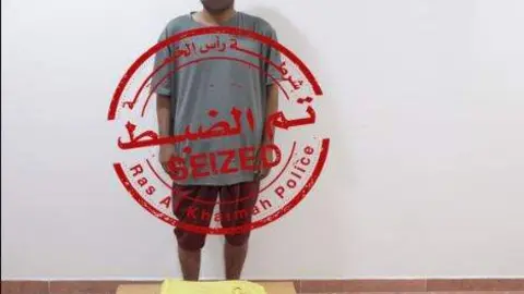 El sospechoso detenido en una imagen de la Policía de RAK. (X)