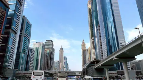 La Sheikh Zayed Road a su paso por el centro de Dubai. (EL CORREO)