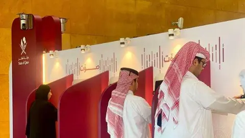 Qataríes votan el referendum. (X)