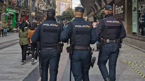 Agentes de la Policía Nacional española. (X)
