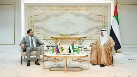 El presidente del Consejo Nacional Federal junto al embajador de Venezuela en EAU. (WAM)