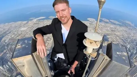 MrBeast en lo alto del Burj Khalifa. (X)
