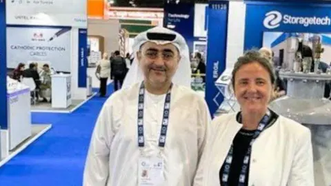 Responsables de la oficina de ieatum en Abu Dhabi. (Fuente externa)