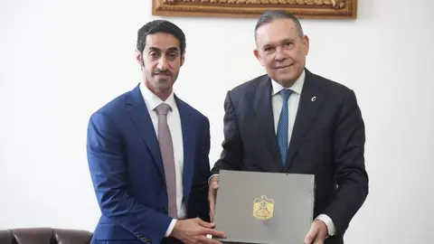 A la derecha, el presidente del Senado colombiano junto al embajador emiratí. (Gobierno de Colombia)