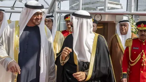 El presidente de EAU a la derecha junto al emir de Kuwait. (WAM)