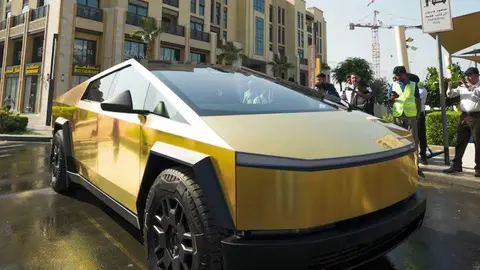 El Tesla de oro expuesto en Dubai. (X)