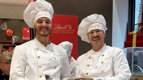 Degustación de chocolate de Dubai en una tienda de Lindt en  Düsseldorf. (Instagram)