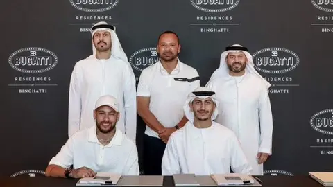 Un momento de la firma de venta del apartamento. (X)