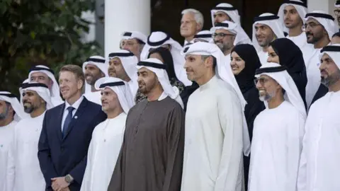 El presidente emiratí junto a la delegación de la Corporación de Energía Nuclear. (WAM)
