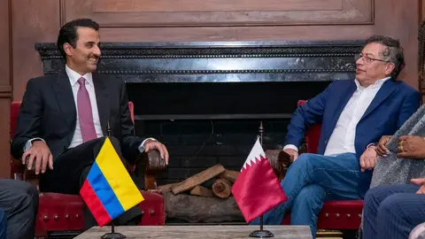 Al Thani -izquierda- y Petro, durante su encuentro en Bogotá. (@petrogustavo)