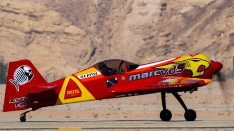 El piloto español a los mandos del avión. (Fuente externa)