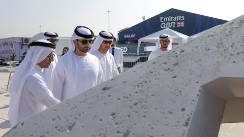 Funcionarios observan la gran estructura para regenerar arrecifes. (Dubai Media Office)