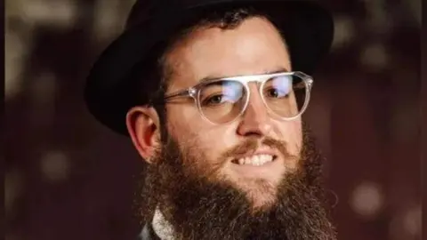 Una imagen de X del rabino fallecido.