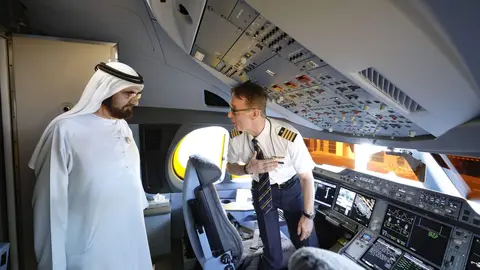 Un piloto de Emirates comparte con el gobernante de Dubai las características del A350. (WAM)