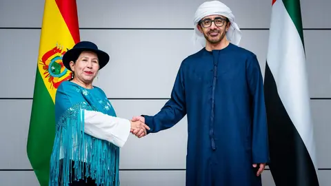 Los ministros de Exteriores de Emiratos y Bolivia en Abu Dhabi. (WAM)