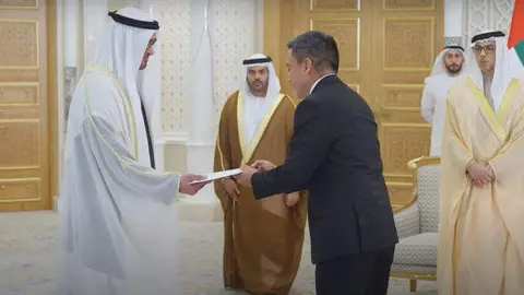 El embajador de El Salvador entrega credenciales al presidente de EAU. (WAM)
