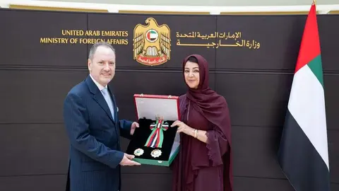 La ministra de Estado de Cooperación Internacional de EAU entrega la medalla al embajador de Uruguay. (WAM)