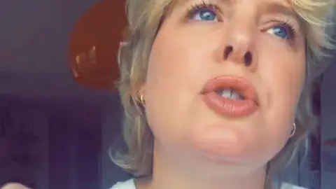 La presentadora durante su degustación del chocolate. (TikTok)