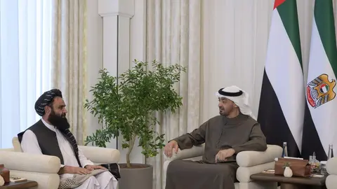 El presidente de EAU junto al embajador afgano en Abu Dhabi. (WAM)