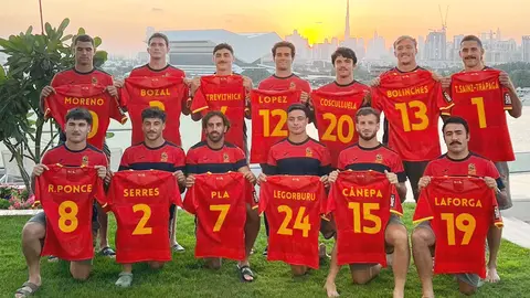 La selección española de rugby 7, fotografiada con el skyline de Dubai como telón de fondo. (@ferugby)