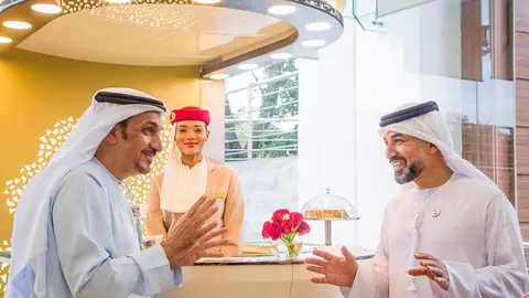 Una tripulante de cabina de la aerolínea de Dubai (Emirates)