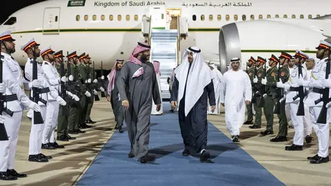 El presidente de EAU recibe al príncipe heredero saudí en Al Ain. (WAM)